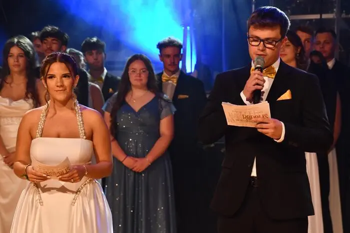 Die beiden Maturantensprecher Elias Hofer und Elda Arifi dankten in ihren Begrüßungsworten allen, die diesen Ausbildungsweg ermöglicht haben.