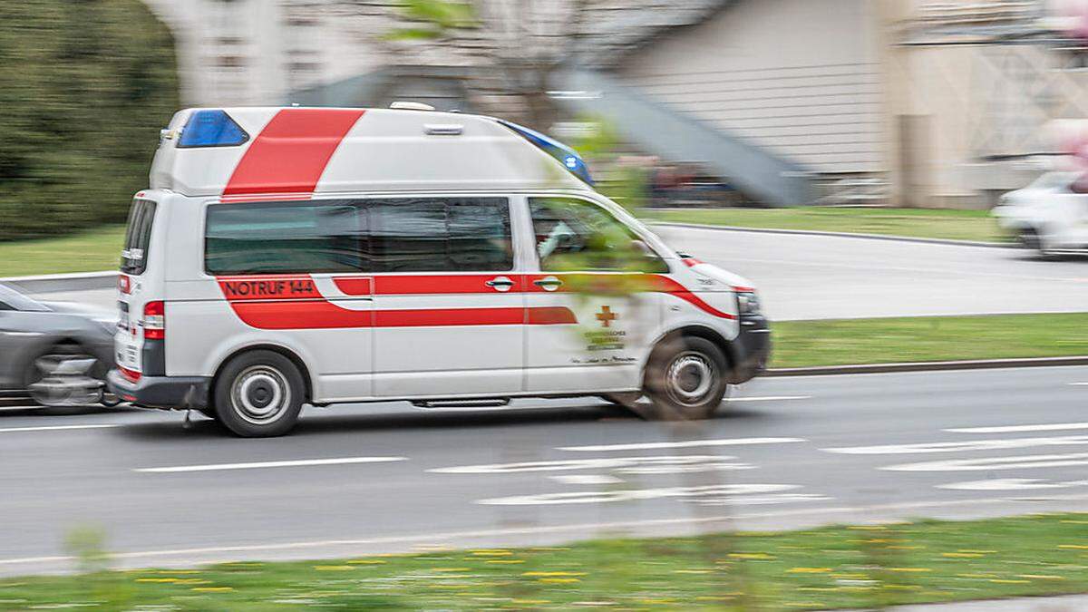 Mit der Rettung wurde der 44-jährige Monteur in das Klinikum Klagenfurt gebracht