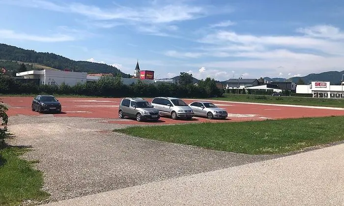 Auf diesem Parkplatz soll der neue Supermarkt gebaut werden