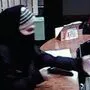 Der Unbekannte war mit einer Pistole bewaffnet