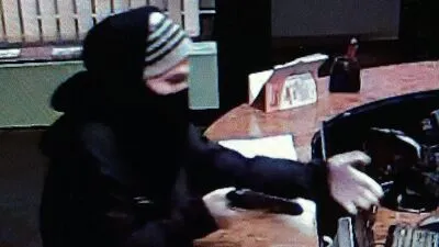 Der Unbekannte war mit einer Pistole bewaffnet