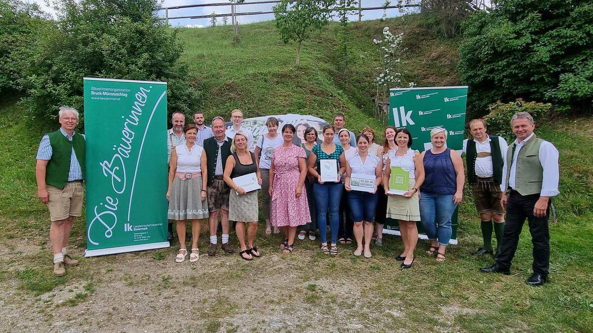 Landwirtschaftskammer-Präsident Franz Titschenbacher (rechts außen) und seine Vize-Präsidentin Maria Pein machten auf ihrer Tour durch die Steiermark auch in Kindberg halt