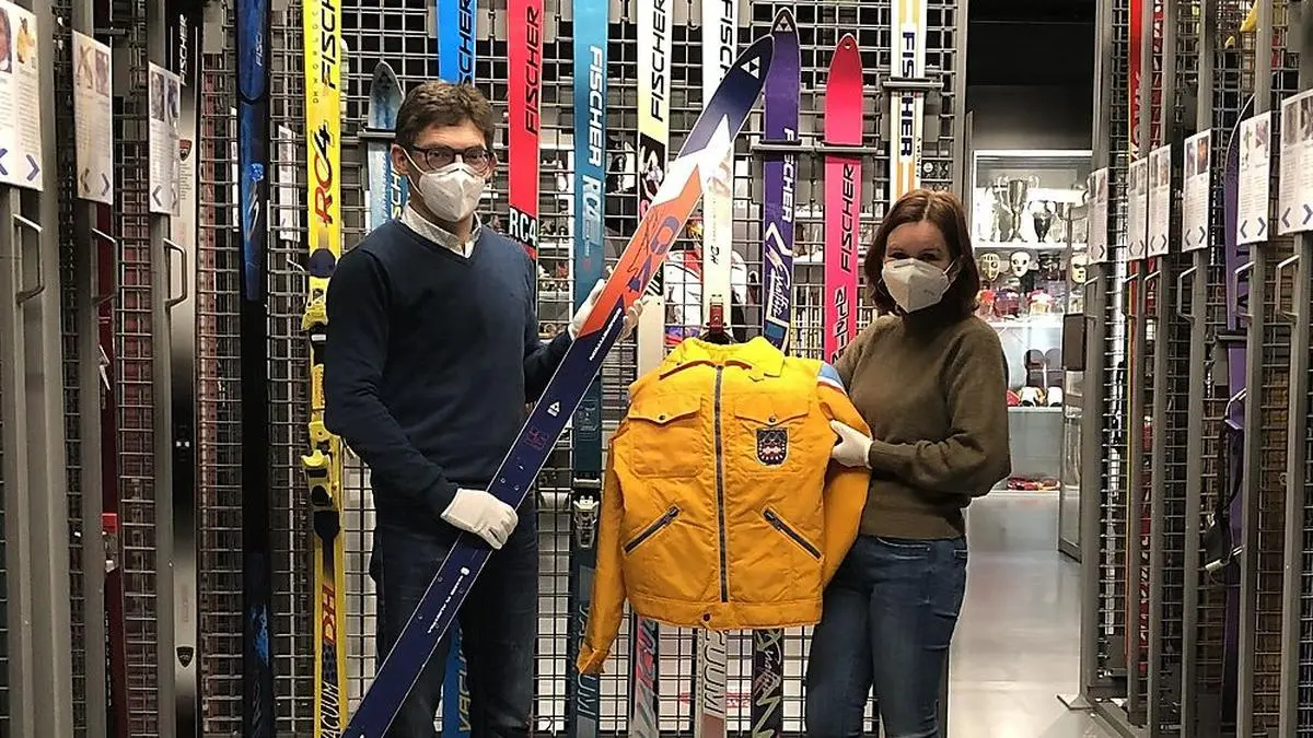 Hannes Nothnagl und Barbara Habermann mit dem Ski und der Jacke, die im Film vorkommen