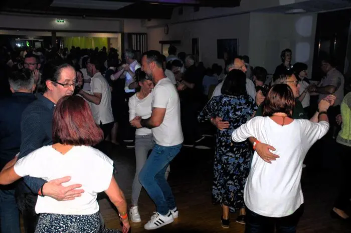 Abgerundet wurde die gut besuchte Tanzparty mit einer Mitternachtseinlage. So wurde bei zünftiger Stimmung bis in die frühen Morgenstunden getanzt und gefeiert.