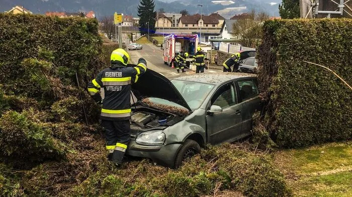 Kollision am 29. März in Knittelfeld: Ein Wagen kam im Garten eines Einfamilienhauses zum Stillstand.