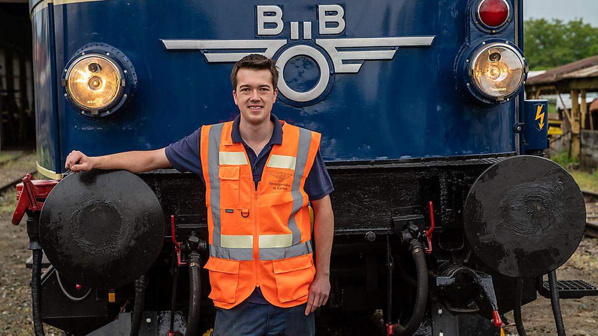 Adrian Geringer vor seinem renovierten Schmuckstück. Dem legendären Schnelltriebwagen 4042.01