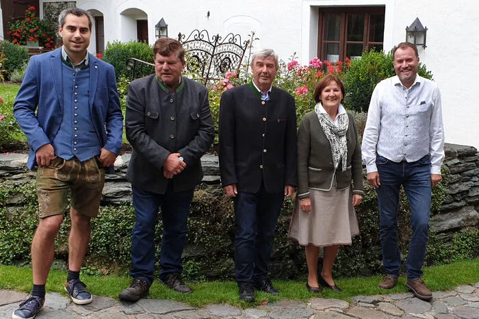 Michael Schütz (Tourismusverband Schladming-Dachstein), Hans Zefferer, Jakob und Helma Rainer und Bürgermeister Dieter Stangl haben Aufstellung genommen