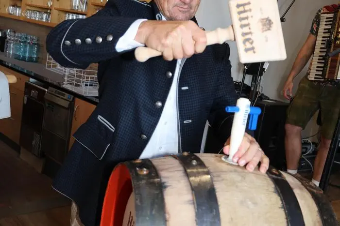 Seit fünf Jahren gibt es den Hirter Bieranstich durch Günther Jordan (am Foto) von der Brauerei Hirt beim GH-Stubinger im Buggl im Bach. 