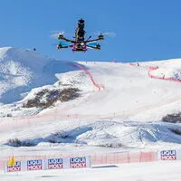 Eine Drohne über der WM-Piste – die „FPV-Technik“ lieferte faszinierende Bilder.