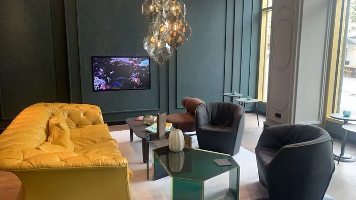 Das neue Motel One in Graz hat seit gut einer Woche offen. Die Inneren Werte: Die Lounge-Bar-Lobby fungiert auch als Rezeption und als Frühstücksraum und besticht durch urbane Lockerheit mit Farbklecksen. Begleiten Sie uns beim ersten Fotorundgang und lesen Sie unseren "Schnelltest" im Detail hier.