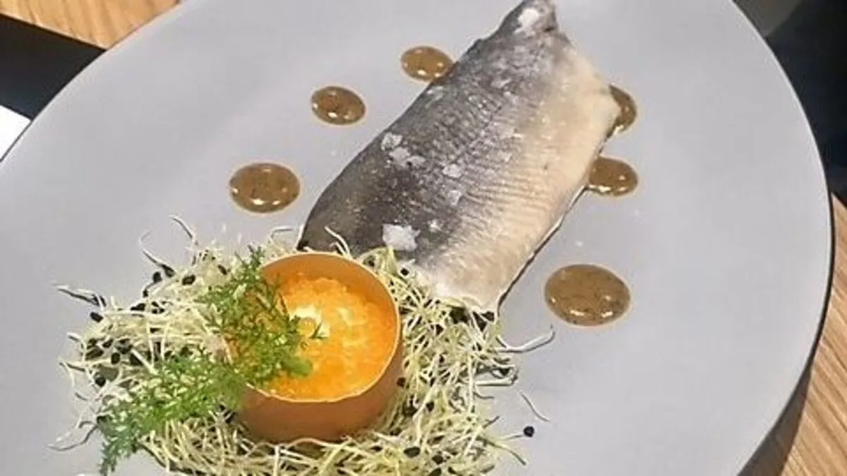 Saibling macht den Anfang - schmuck begleitet von Sprossen, Krenaufstrich und Kaviar