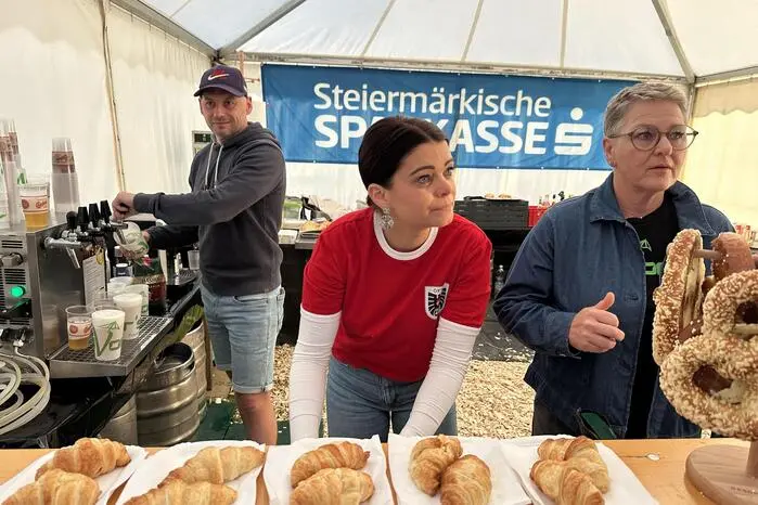 . Für die passende Verpflegung sorgte das Flavors-Team rund um Christian Fladischer, das bereits ab 5 Uhr vor Ort war und die Besucherinnen und Besucher mit Kaffee und Croissants versorgte