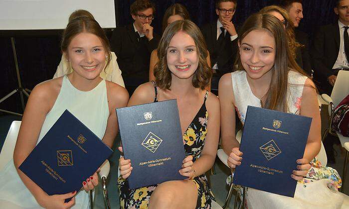 Katharina, Chiara und Laura bei der Maturazeugnisverleihung