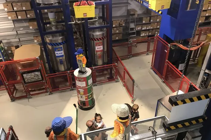 In der Schaufabrik wird mittels Film, Schaukästen und Animationen anschaulich erklärt, wie die Legostein-Produktion abläuft.