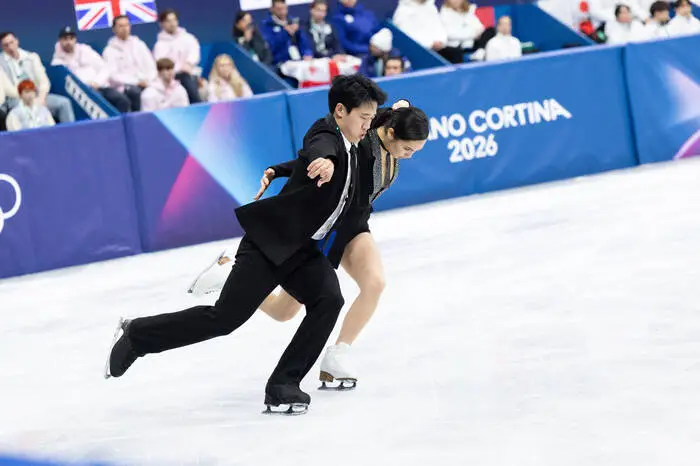 Das südkoreanische Eistanz-Paar Hannah Lim/Ye Quan zeigt im Team-Wettbewerb der Eiskunstläufer bei Olympia 2026 eine betont lässige Routine zu den Klängen von Will Smiths „Men in Black“.

