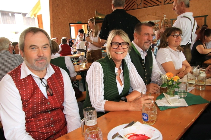 Den geselligen Teil gestaltete auf zünftige Weise die „Berger Musi“ mit ihrem Spiel mitten unter den Leuten, von Tisch zu Tisch. Auch Bürgermeisterin Klaudia Stroißnig stellte sich in den Dienst der Sache, sie war als Servierkraft im Einsatz.