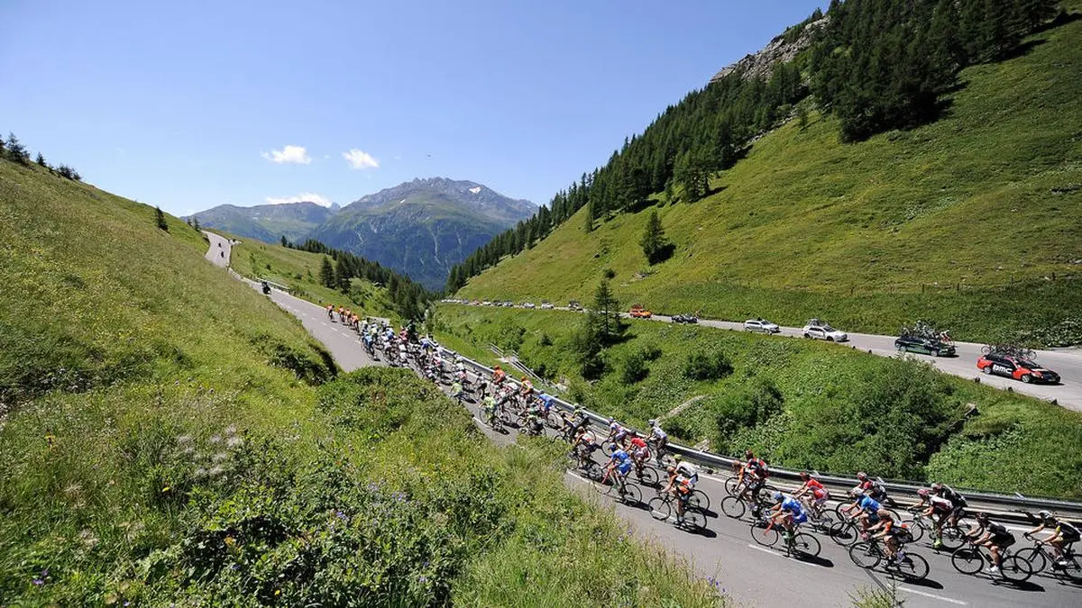 Das Fahrerfeld Peloton im Anstieg zum Grossglockner im Nationalpark Hohe Tauern - Grossglockner Hochalpenstrasse - Landschaft - Landscape - Feature - Natur - Hintergrund - Illustration - Impression - Uebersichtsbild - kompaktes Fahrerfeld - Aktion - Rennszene - Querformat - quer - horizontal - Event / Veranstaltung: Oesterreich Rundfahrt 2015 - Stage 6 / 6.Etappe: Lienz zum Kitzbueheler Horn (Alpenstrasse) 166.8 km - Location / Ort: Kitzbueheler Horn - Austria - Oesterreich - Europe - Europa - Date / Datum: 10.07.2015