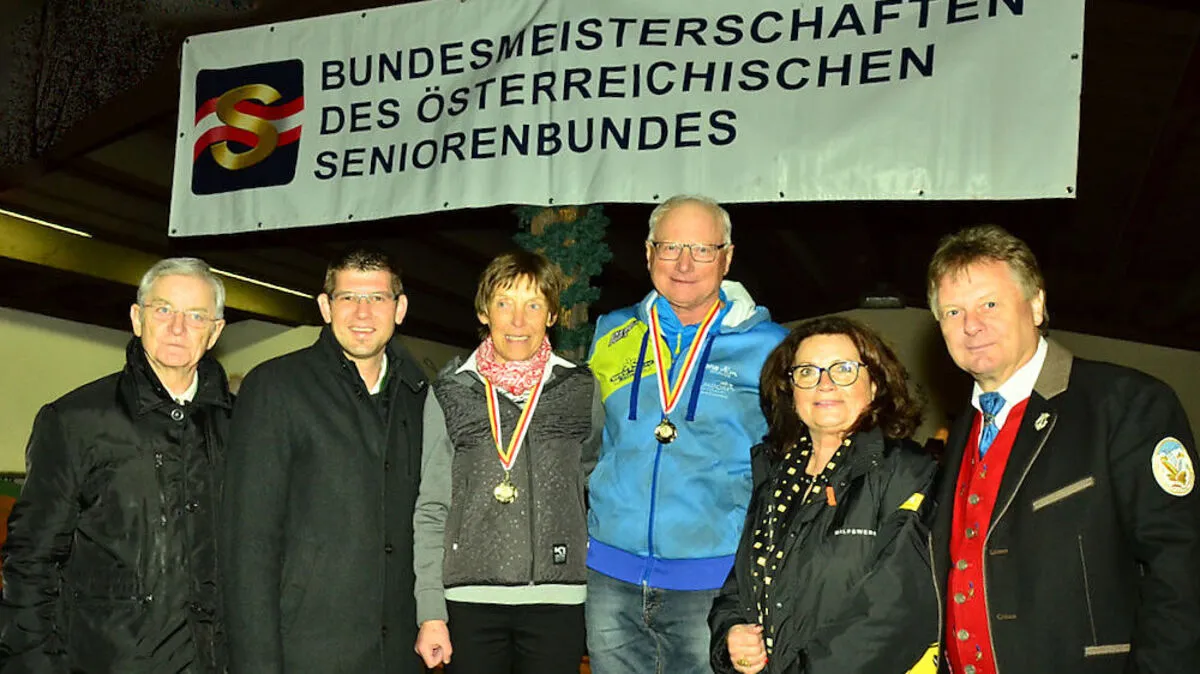 Riesentorlauf-Bundessieger Sigrid Landl  und Gottfried Kornberger (Mitte), beide aus der Steiermark, mit Seniorenbund-Sportchef Franz Wolfinger, Gruber, Scheucher-Pichler und Astner (von links)