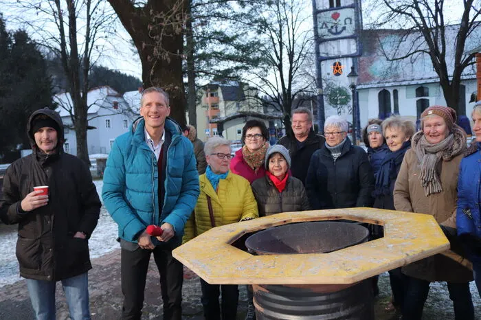 Die Besucher trotzten den eisigen Temperaturen. Tee und Feuerschalen milderten die Kälte.  