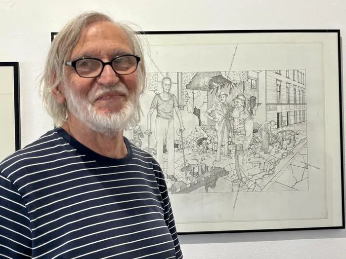 Franz Dampfhofer vor einer detailreichen Zeichnung, in der Erinnerungen, Familiengeschichte und traumartige Szenen ineinanderfließen