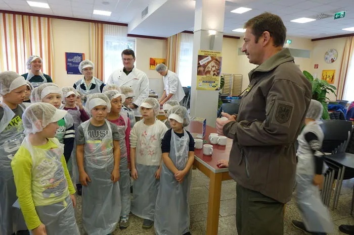 Unter der fachkundigen Anleitung von Küchenchef Franz Hinterlassnig durften sich die Schüler der Volksschule Kleinlobming als Nachwuchsbäcker versuchen.