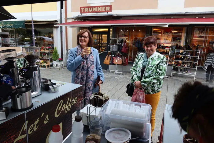 Eine mobile Labestation der Kleinen Zeitung versorgte von 12 bis 15 Uhr hungrige und durstige Südoststeirer kostenlos als Teil der Kampagne „Du hast es selbst in der Hand“.