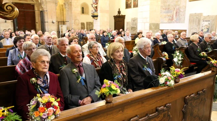 Auch wenn in der heutigen Zeit Ehen im Schnitt nur noch wenige Jahre halten: Dass es auch anders geht, zeigten am Wochenende 17 Jubelpaare in Gurk, welche nach 25, 40, 50, 60+ sowie 65 Jahren vor Vikar Michael Lercher im Dom ihr Eheversprechen erneuerten. 