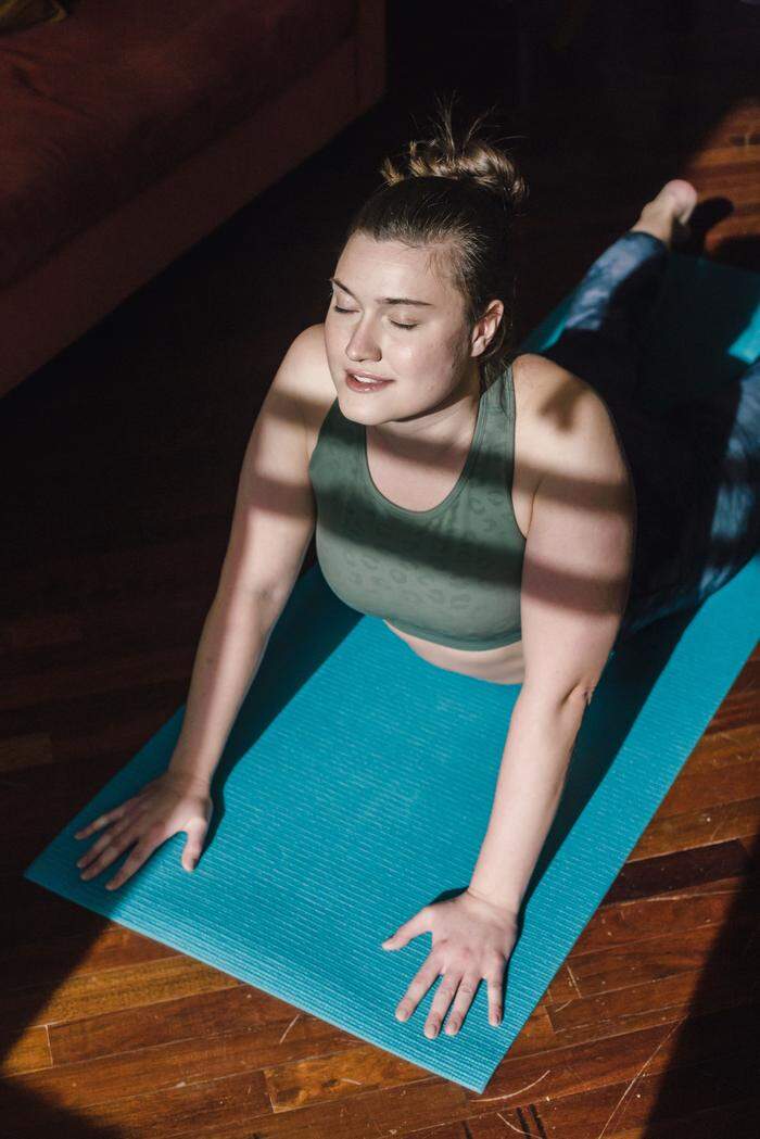 Yoga-Einheiten beinhalten verschiedene Atemübungen,  Körperübungen und Entspannungstechniken 
