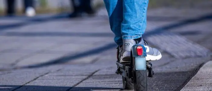 Auf dem E-Scooter standen gleich zwei Personen, die mit 70 km/h durch Klagenfurt rasten (Symbolfoto)