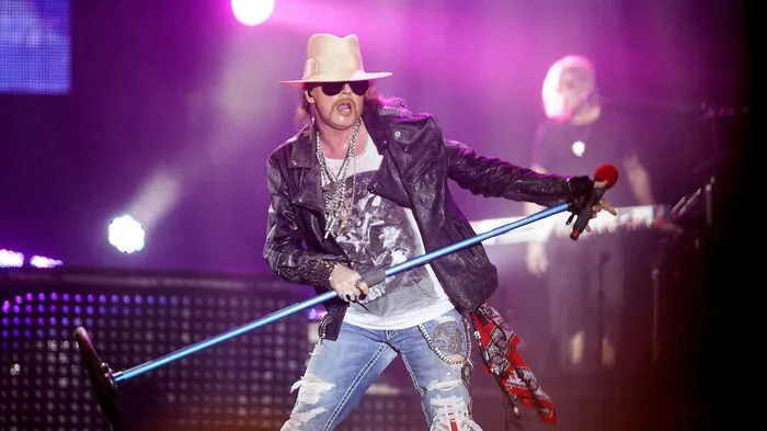 Das ist dann wohl gelebter Rock ’n’ Roll: vom Hero zum Zero und wieder zurück. Wenn einer ein trauriges Lied („November Rain“) davon singen kann, dann wohl Axl Rose, Sänger der 90er-Jahre- Rocker Guns N’ Roses. Mit Hits wie „Paradise City“ haben sie damals ganze Stadien gefüllt – bis der große Absturz kam. Seit letztem Jahr sind sie wieder zurück, zwar nicht so wie Phönix aus der Asche, aber zumindest fit für eine große Tour. 10. Juli, Ernst-Happel-Stadion.