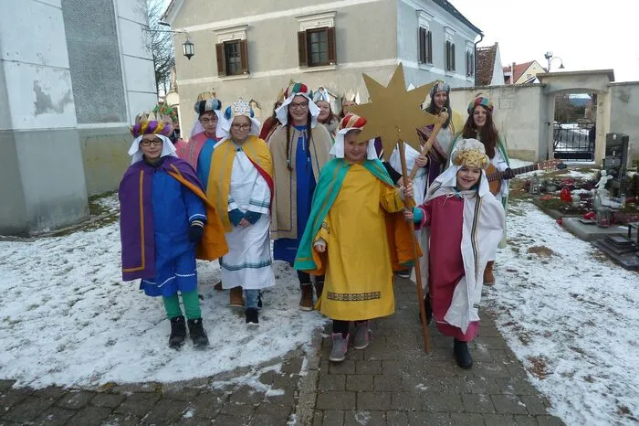 Gleich eine Schar an Sternsingern machte sich am Frauenberg in Leibnitz auf den Weg.