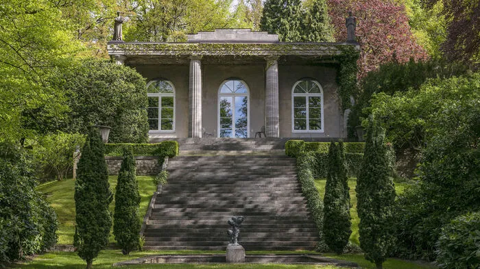 Die Villa besticht durch ihren römischen Baustil und ihre einzigartige Lage mit unverbaubarem Blick auf die Elbe. Die eindrucksvolle Fassade mit Säulen sowie der Grundrissdes Gebäudes sind dem römischen Baustil nachempfunden.