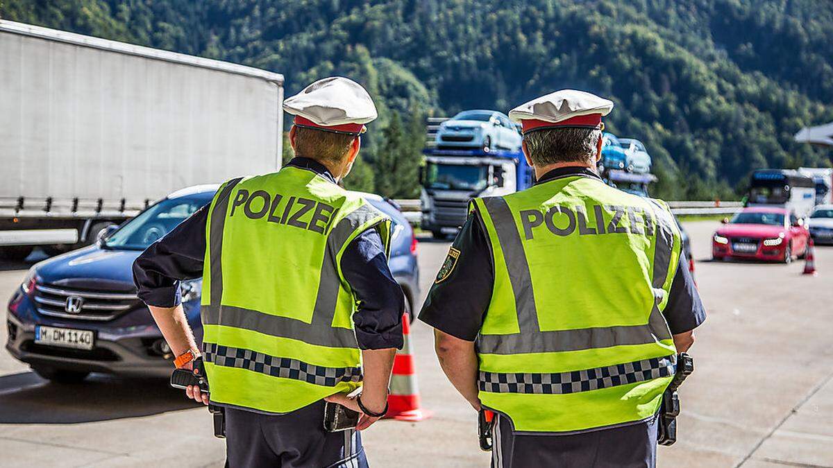 Auch Beamte aus dem Bezirk Feldkirche versehen derzeit an der Grenze Dienst 