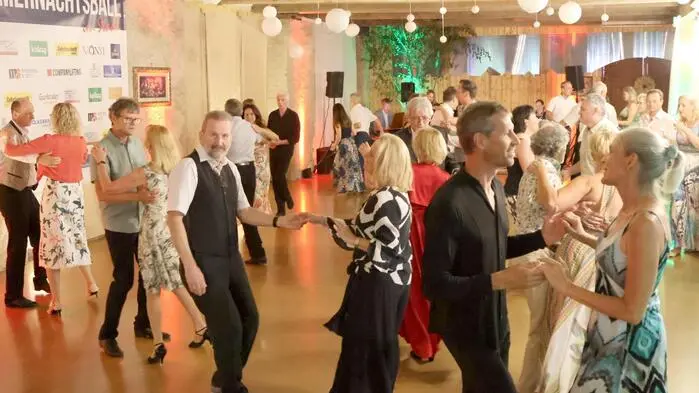 Die vierfachen Dancing-Stars Andy & Kelly Kainz luden am Samstagabend in Kooperation mit „Ganslmutter“ Iris Stromberger zum „13. Sommernachtsball im Stadl“ auf den Brunnerhof nach Pirkfeld nahe der Burg Hochosterwitz. Und nicht nur aus ganz Kärnten kamen die Tanzfreudigen angereist, um das einzigartige Ambiente im Stadl zu genießen. 