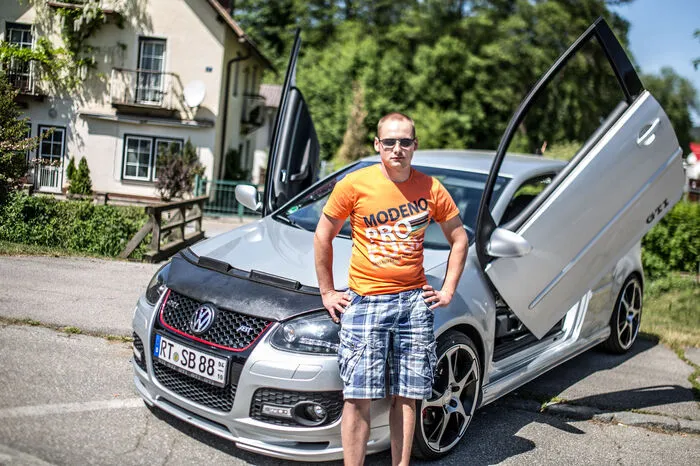 Sven Betz, 26, Sonnenbühl, Schwäbische Alb, Deutschland„Ich bin heuer zum dritten Mal hier. Vor drei Jahren war ich sogar mit meinem Auto auf der Bühne. Volkswagen direkt hat mich damals angesprochen, ob ich mein Auto nicht unter der Kategorie „the greatest gti“ ausstellen möchte. Jetzt muss ich mein Baby allerdings leider aus privaten Gründen verkaufen. Das fällt mir extrem schwer.“