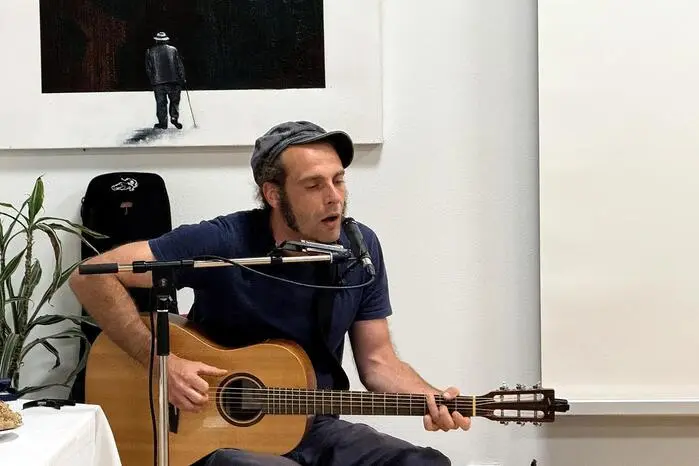 Die Vernissage mit einer Vielzahl an Besucherinnen wurde von Georg Eisner auf seiner Gitarre musikalisch umrahmt.