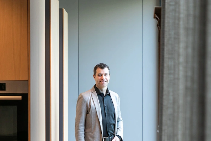 Architekt Helmut Friedrich steckt hinter der intelligenten Planung des Einfamilienhauses. Das Gebäude sollte einem älteren Haus angegliedert werden und nicht einsehbar sein - weder von der Straße aus, noch von den Nachbarn.