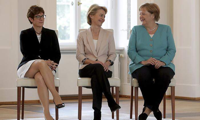 Kramp-Karrenbauer, von der Leyen und Merkel