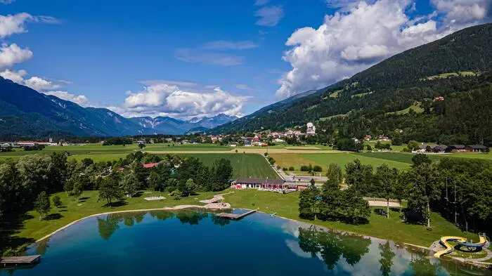 Der Badesee in Greifenburg aus der Vogelperspektive