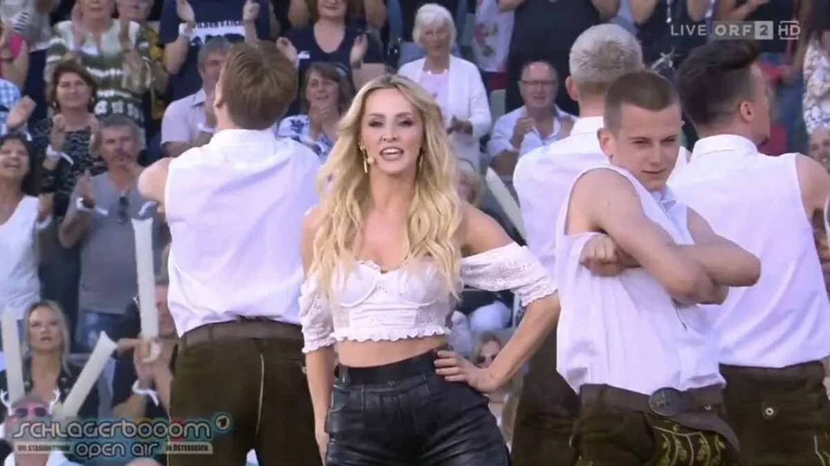 Melissa Naschenweng in der TV-Show "Schlagerbooom Open Air"