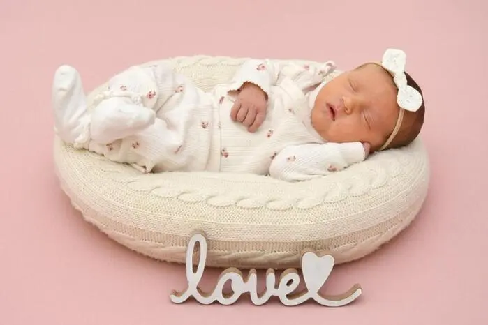 Emilia | Ihren ersten Fototermin hat die kleine Emilia entspannt verschlafen. Die süße Maus wurde am 12. April mit einer Größe von 49 cm und einem Gewicht von 3600 g geboren und ist der ganze Stolz von Ramona Loipold und Stefan Hohenwarter in Mühldorf.   