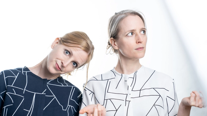 Nicole und Birgit Radeschnig sitzen in ihrem neuen Programm sämtliche Krisen aus