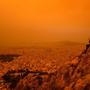 Saharastaub in Athen | Ein Paar sitzt auf dem Hügel von Tourkovounia, während der Südwind Saharastaub heranträgt