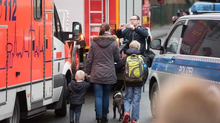 Besorgte Eltern holen ihre Kinder von der Schule ab: An der Kätze-Kollwitz-Schule in Lünen in Deutschland wurde ein 14-jähriger Bub von einem Mitschüler (15) erstochen.