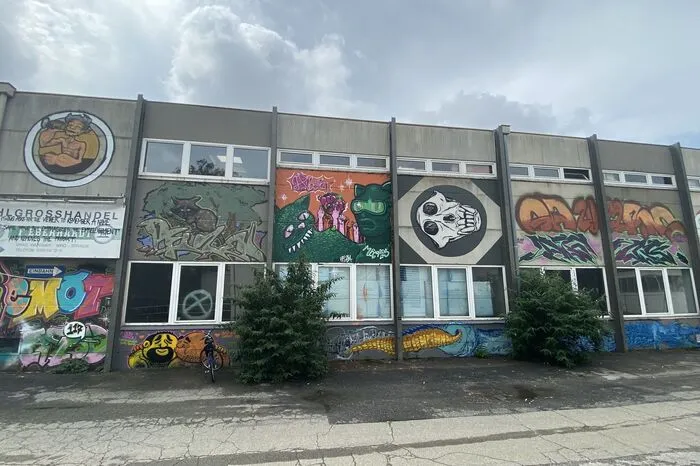 ... seit dem Jam 117 Streetart-Festival ist die Stahl-Eberhardt-Halle verschönert worden ...