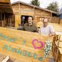 Gastronom Peter Moser und Mitarbeiter Heinz Struger beim Aufbau der Almhütte, Weihnachtsdeko inklusive