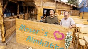 Gastronom Peter Moser und Mitarbeiter Heinz Struger beim Aufbau der Almhütte, Weihnachtsdeko inklusive