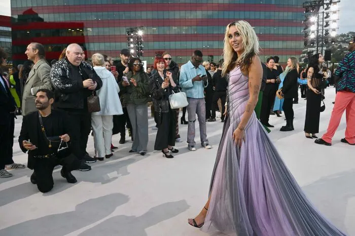 ...sondern auch für einen regelrechten Star-Auflauf. Miley Cyrus etwa glitzerte im zweifarbigen Glamour-Look des Luxuslabels...