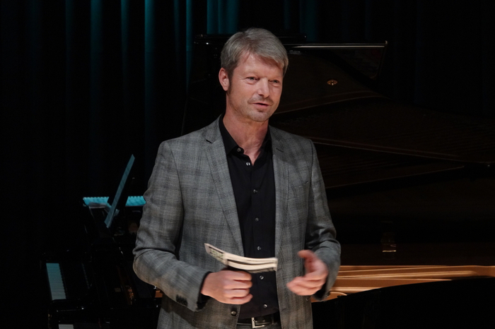 Musikschuldirektor Josef Bratl freute sich über das Kommen von Bürgermeister Erwin Eggenreich und dem Kulturreferenten Oswin Donnerer. Er gratulierte den Medizinern und dankte auch dafür, dass der Erlös aus dem Konzert für die Begabtenförderung der Musikschule Weiz zur Verfügung gestellt wird.