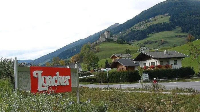 Über Geld für die Sanierung der Burg Heinfels (A.Loacker-Tourismus GmbH) berät der Aufsichtsrat unter Vorsitzendem Werner Frömel